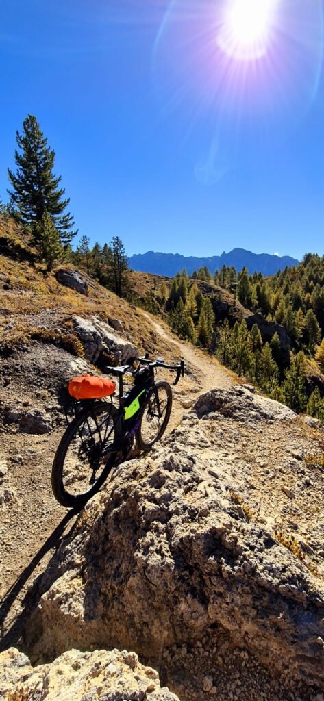 Vélo Gravel sur un sentier de montagne