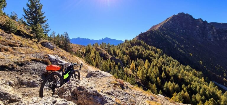 Vélo gravel sur un sentier de montagne en altitude dans les Hautes Alpes